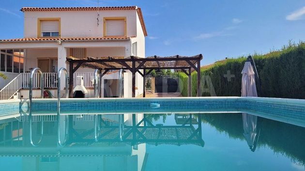Foto 2 de Xalet en venda a Alcadozo de 5 habitacions amb terrassa i piscina