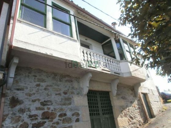 Foto 2 de Casa en venta en Castrelo de Miño de 4 habitaciones con jardín y calefacción