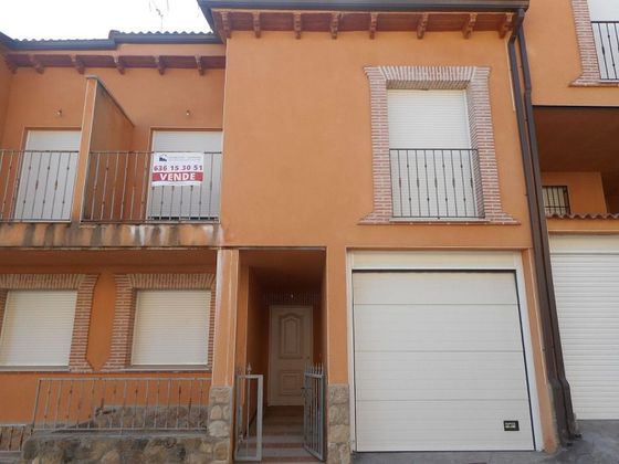 Foto 1 de Casa adosada en venta en calle Nicolas Maqueda de 4 habitaciones con garaje y jardín