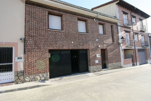 Foto 1 de Casa adossada en venda a calle Cuevas del Valle de 3 habitacions amb garatge i jardí