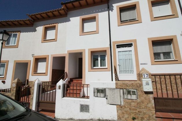 Foto 1 de Casa adossada en venda a calle Corteceros de 4 habitacions amb terrassa i piscina