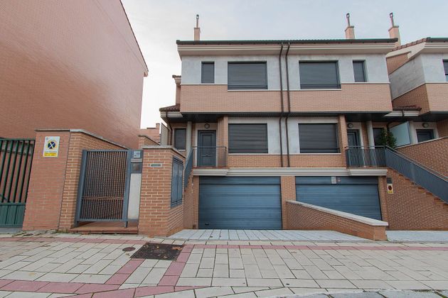 Foto 1 de Casa en venda a calle De Manuel Mucientes de 3 habitacions amb terrassa i garatge