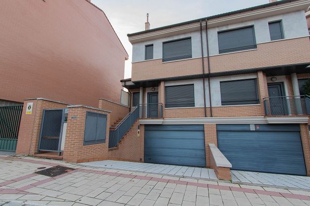 Foto 2 de Casa en venda a calle De Manuel Mucientes de 3 habitacions amb terrassa i garatge