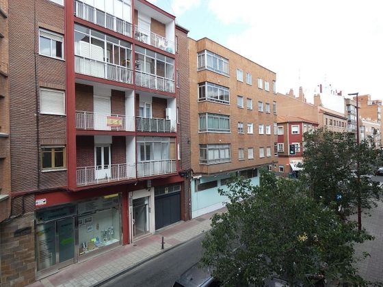 Foto 2 de Pis en venda a carretera De Rueda de 4 habitacions amb terrassa i calefacció
