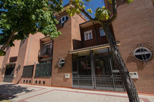 Foto 1 de Casa en venda a calle Ignacio Serrano de 4 habitacions amb terrassa i garatge