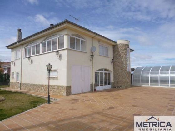 Foto 1 de Chalet en venta en Castellanos de Villiquera de 5 habitaciones con terraza y piscina