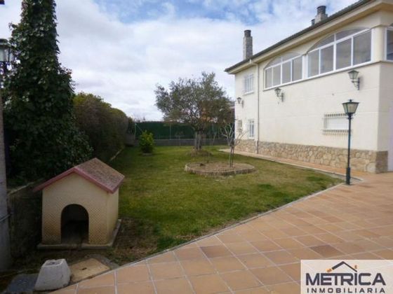 Foto 2 de Chalet en venta en Castellanos de Villiquera de 5 habitaciones con terraza y piscina