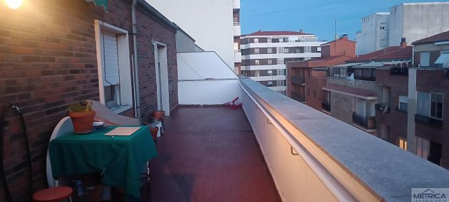 Foto 2 de Àtic en venda a Hospitales - Campus de 4 habitacions amb terrassa i balcó