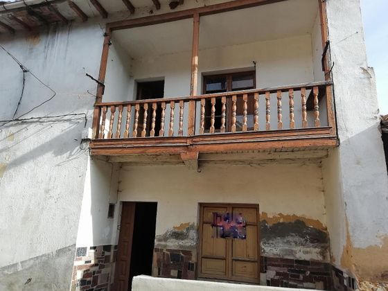 Foto 1 de Casa en venta en Riosa de 4 habitaciones con jardín y balcón