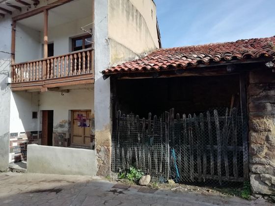 Foto 2 de Casa en venta en Riosa de 4 habitaciones con jardín y balcón