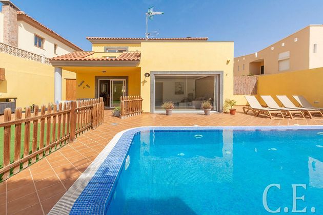 Foto 1 de Chalet en venta en Tuineje de 5 habitaciones con terraza y piscina