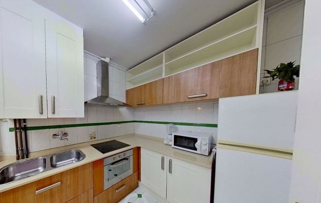 Foto 2 de Piso en venta en Numancia - San Fernando de 4 habitaciones con balcón y calefacción
