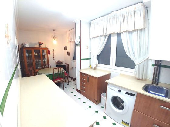Foto 1 de Piso en venta en Numancia - San Fernando de 4 habitaciones con balcón y calefacción