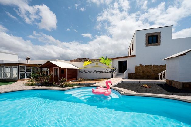 Foto 2 de Venta de chalet en Tinajo de 5 habitaciones con terraza y piscina