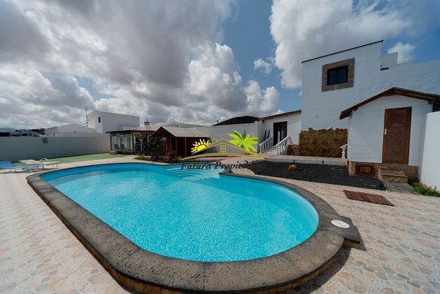 Foto 1 de Xalet en venda a Tinajo de 5 habitacions amb terrassa i piscina