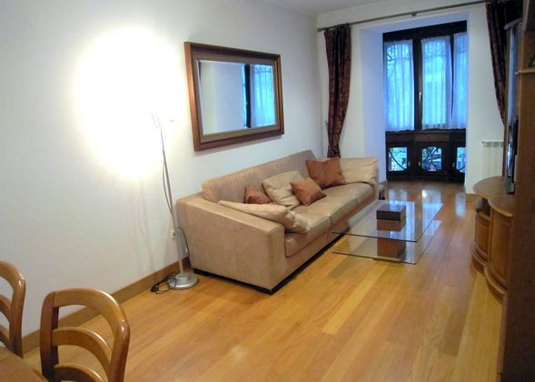 Foto 2 de Piso en alquiler en Centro - San Sebastián-Donostia de 2 habitaciones con muebles y balcón