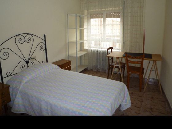 Foto 1 de Piso en alquiler en Salesas - Labradores de 4 habitaciones con muebles y balcón