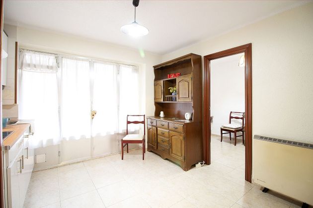 Foto 2 de Pis en venda a calle Armuña de 3 habitacions amb balcó i calefacció