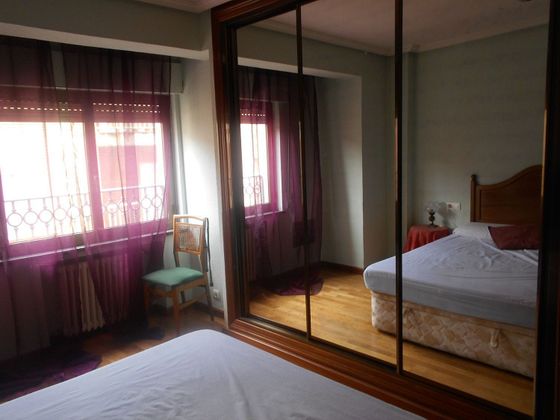 Foto 1 de Piso en alquiler en Salesas - Labradores de 2 habitaciones con muebles y balcón