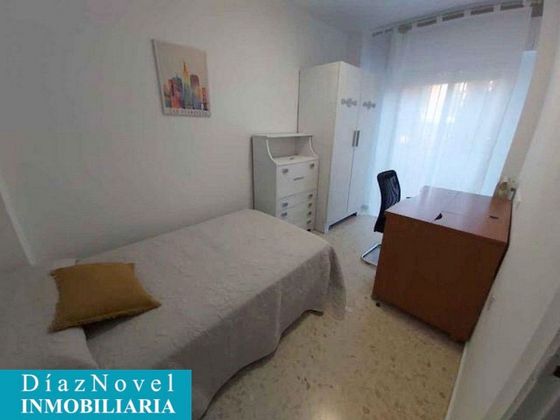 Foto 2 de Pis en lloguer a Polígono Cartuja – La Paz de 4 habitacions amb garatge i mobles