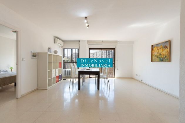 Foto 2 de Alquiler de piso en avenida De América de 1 habitación con terraza y muebles