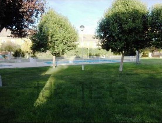 Foto 1 de Casa adossada en venda a Santa María de 4 habitacions amb terrassa i piscina