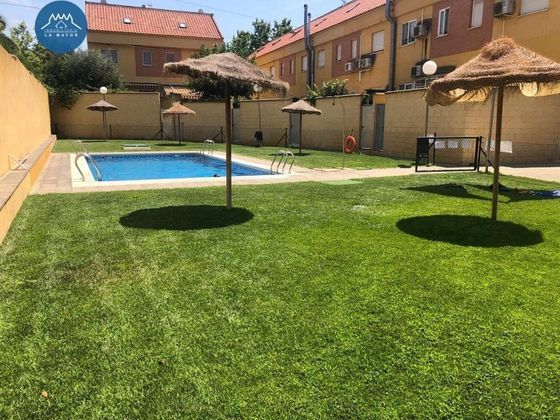 Foto 2 de Casa adossada en venda a Santa María de 3 habitacions amb piscina i garatge
