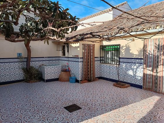 Foto 1 de Casa adossada en venda a Calzada de Calatrava de 3 habitacions amb jardí