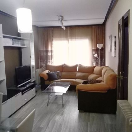 Foto 1 de Pis en lloguer a Universidad de 3 habitacions amb terrassa i mobles