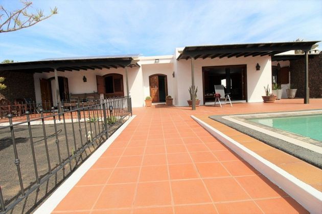 Foto 2 de Chalet en venta en Playa Blanca de 7 habitaciones con terraza y piscina