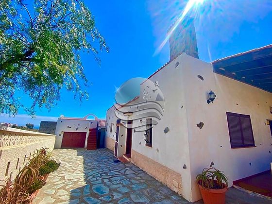 Foto 2 de Chalet en venta en Arico de 4 habitaciones con terraza y garaje