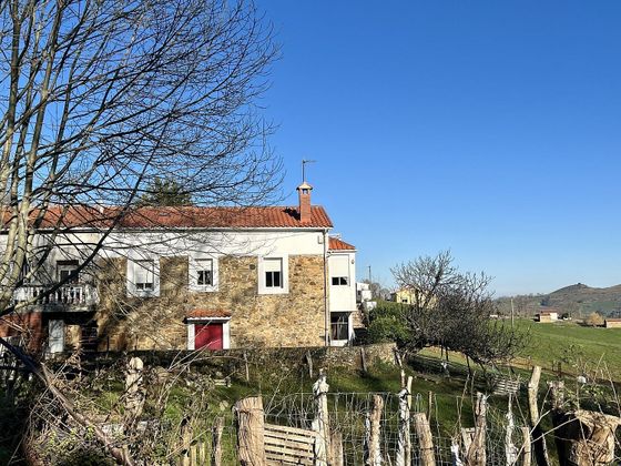 Foto 1 de Casa en venda a Riotuerto de 4 habitacions amb terrassa i jardí