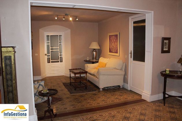 Foto 1 de Venta de piso en calle Rey Juan Carlos de 2 habitaciones con jardín y muebles