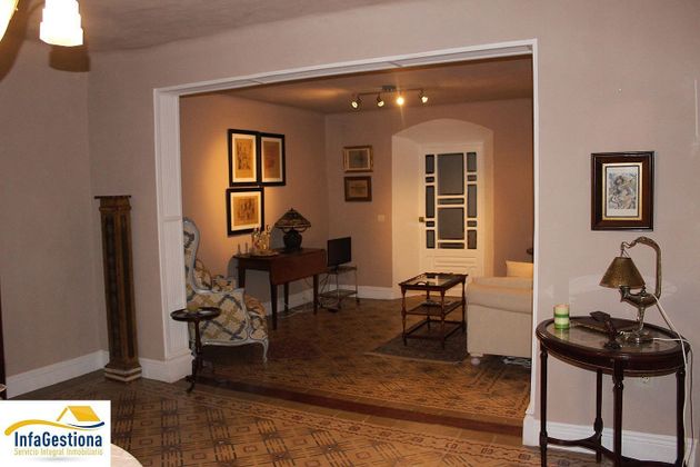Foto 2 de Venta de piso en calle Rey Juan Carlos de 2 habitaciones con jardín y muebles