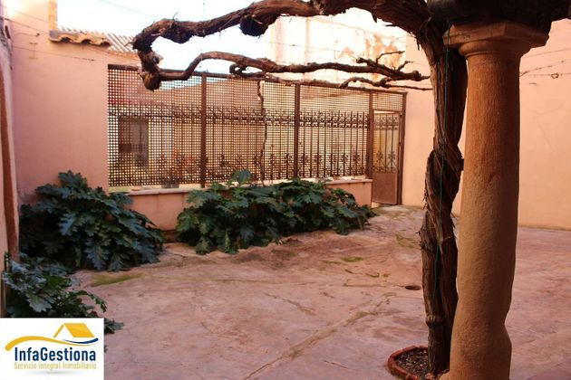 Foto 2 de Chalet en venta en Villanueva de los Infantes de 4 habitaciones con terraza y jardín