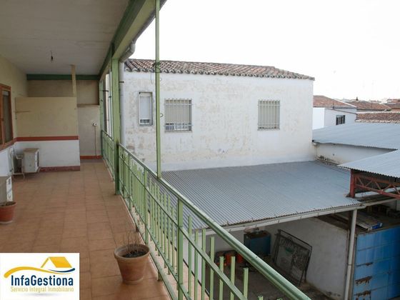 Foto 2 de Chalet en venta en Valdepeñas de 5 habitaciones con terraza y piscina