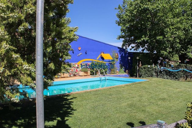 Foto 2 de Chalet en venta en Valdepeñas de 4 habitaciones con terraza y piscina