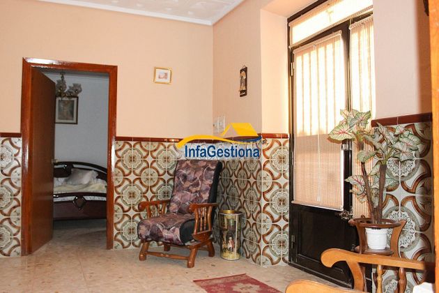Foto 1 de Casa adosada en venta en Valdepeñas de 6 habitaciones con calefacción