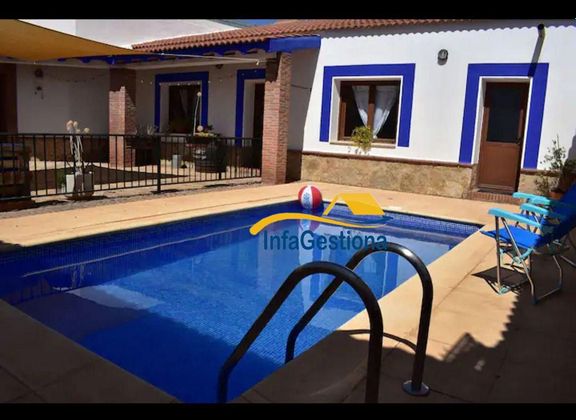 Foto 1 de Xalet en venda a Villanueva de los Infantes de 4 habitacions amb piscina i jardí