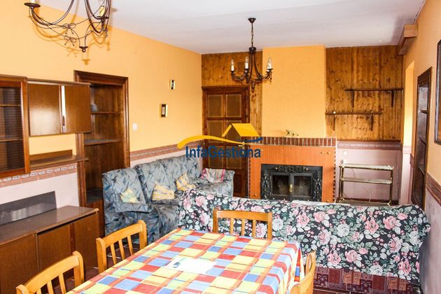 Foto 2 de Casa adossada en venda a Valdepeñas de 3 habitacions amb terrassa