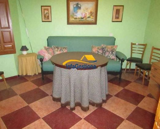Foto 2 de Casa adosada en venta en Valdepeñas de 4 habitaciones con terraza
