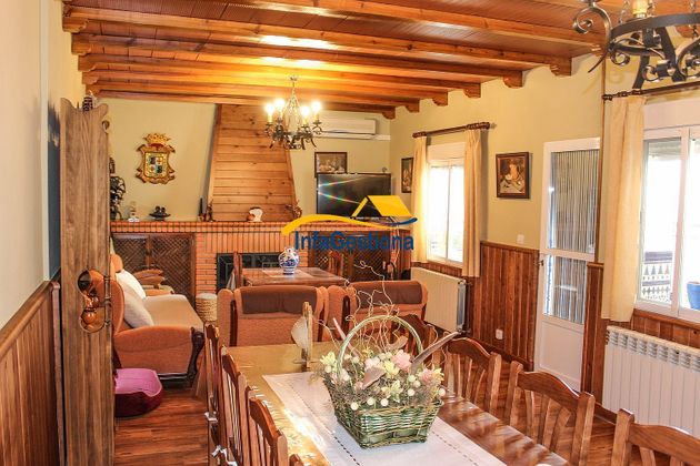 Foto 1 de Casa adossada en venda a Valdepeñas de 6 habitacions amb terrassa i calefacció