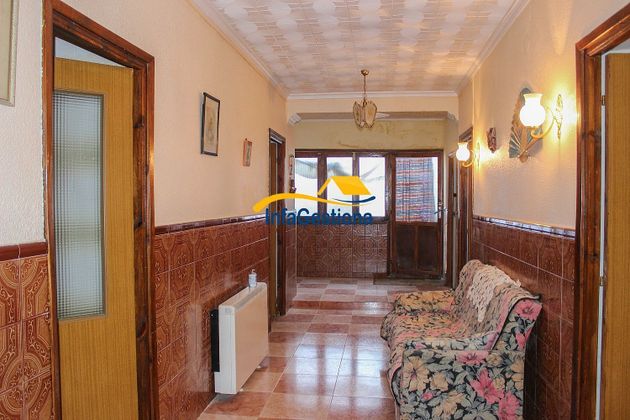 Foto 2 de Casa adosada en venta en Valdepeñas de 4 habitaciones con terraza y calefacción