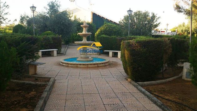 Foto 2 de Xalet en venda a Valdepeñas de 4 habitacions amb piscina i jardí