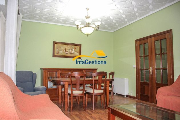 Foto 2 de Casa adossada en venda a Valdepeñas de 5 habitacions amb calefacció