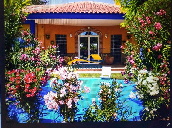 Foto 1 de Chalet en venta en Valdepeñas de 5 habitaciones con terraza y piscina