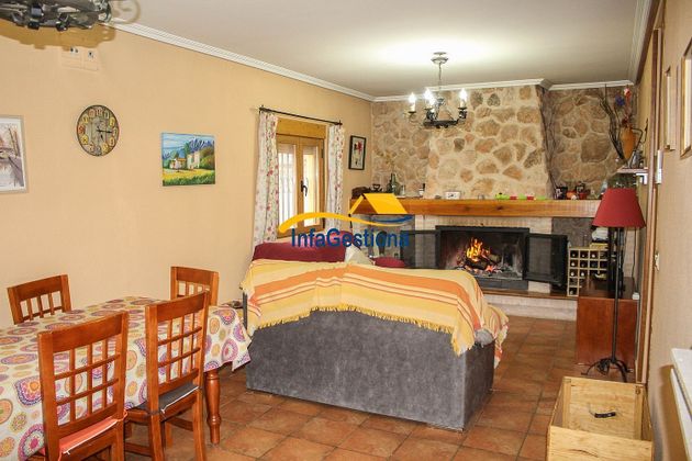 Foto 2 de Casa adossada en venda a Valdepeñas de 3 habitacions amb terrassa i piscina
