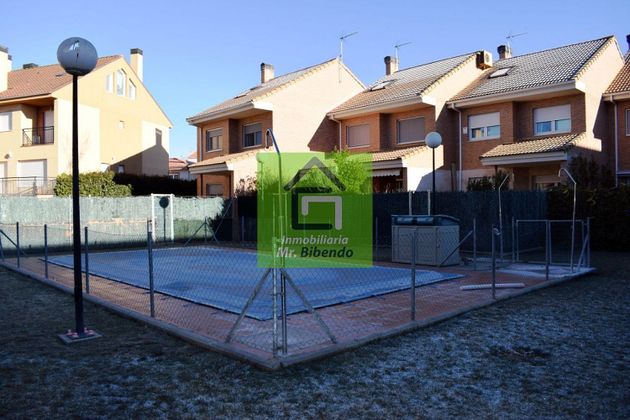 Foto 1 de Casa adosada en venta en Monfarracinos de 3 habitaciones con terraza y piscina