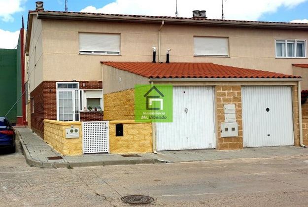 Foto 1 de Casa adosada en venta en Peleas de Abajo de 3 habitaciones con garaje