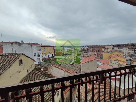 Foto 2 de Pis en venda a Centro - Casco Antiguo de 5 habitacions amb terrassa i balcó